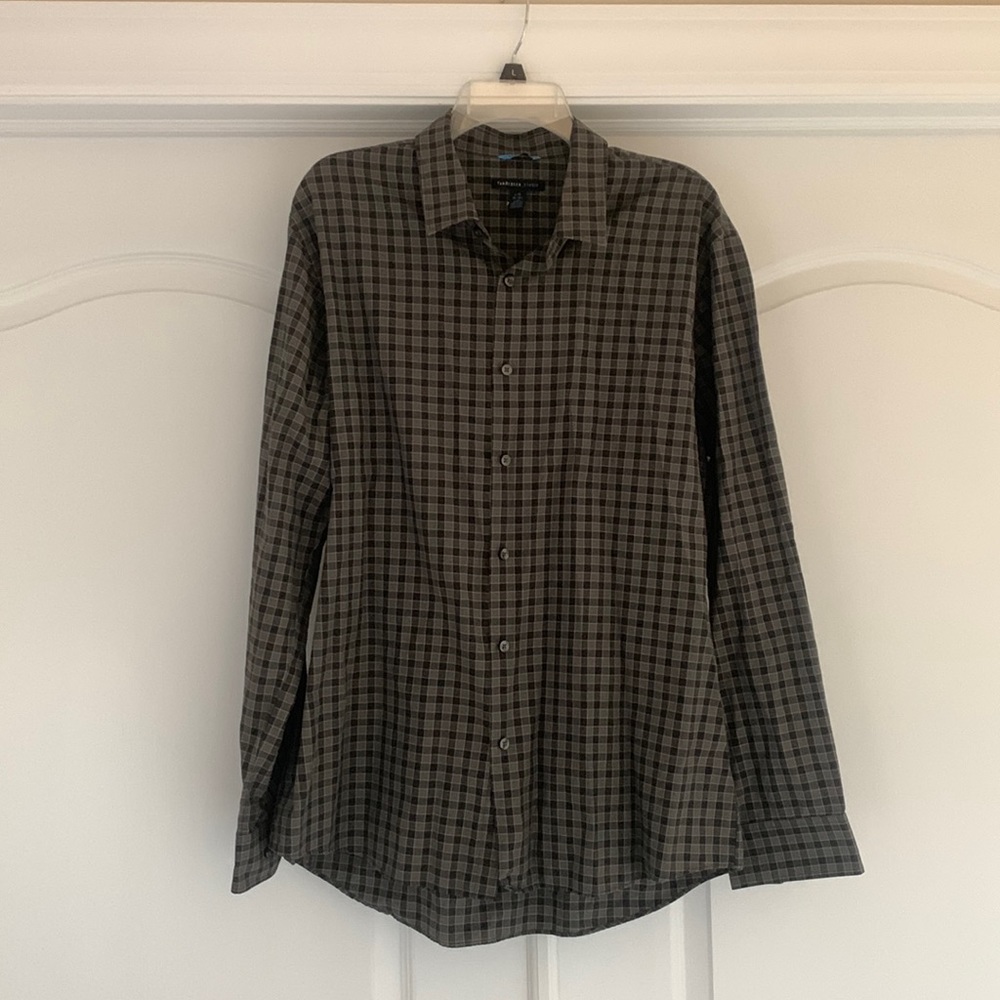Men’s button down collared shirt